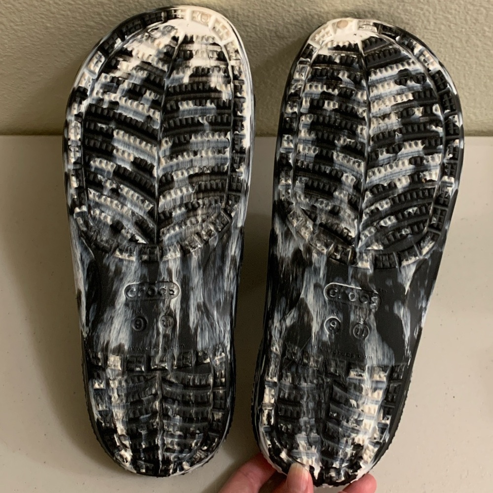 CROCS Classic Marbled Two Strap Slides Sandals Black White Women’s 11 Beach - Picture 5 of 11